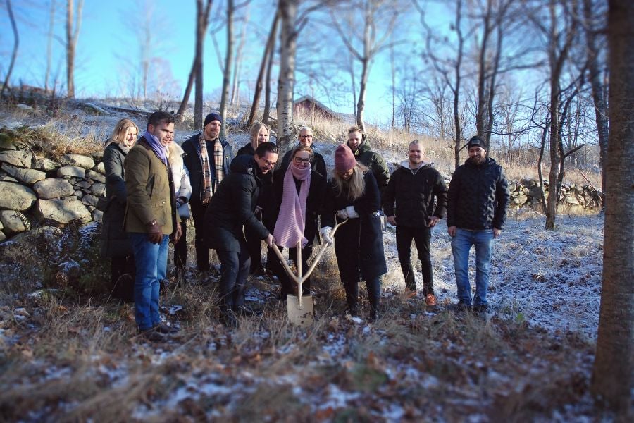 Grupp människor som tar det första spadtaget för nytt LSS-boende i Lindome.