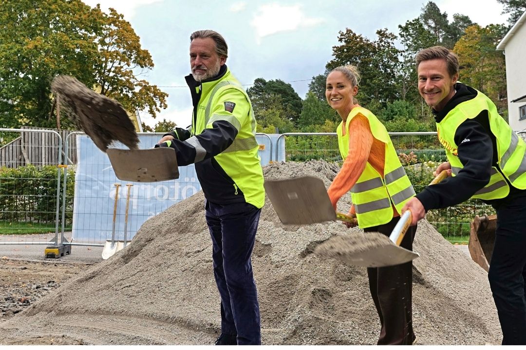 Representanter från Unika och byggbolaget tar det första spadtaget med varsin spade
