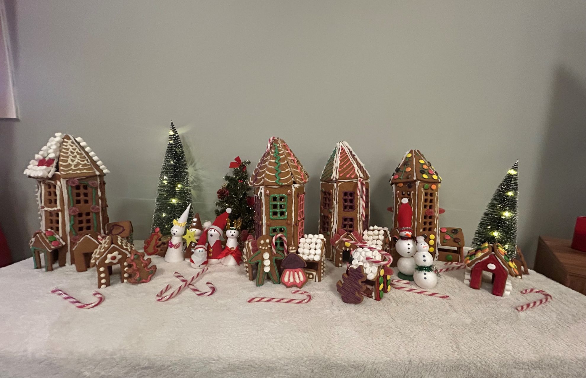 Flera pepparkakshus i olika former, som en liten stad