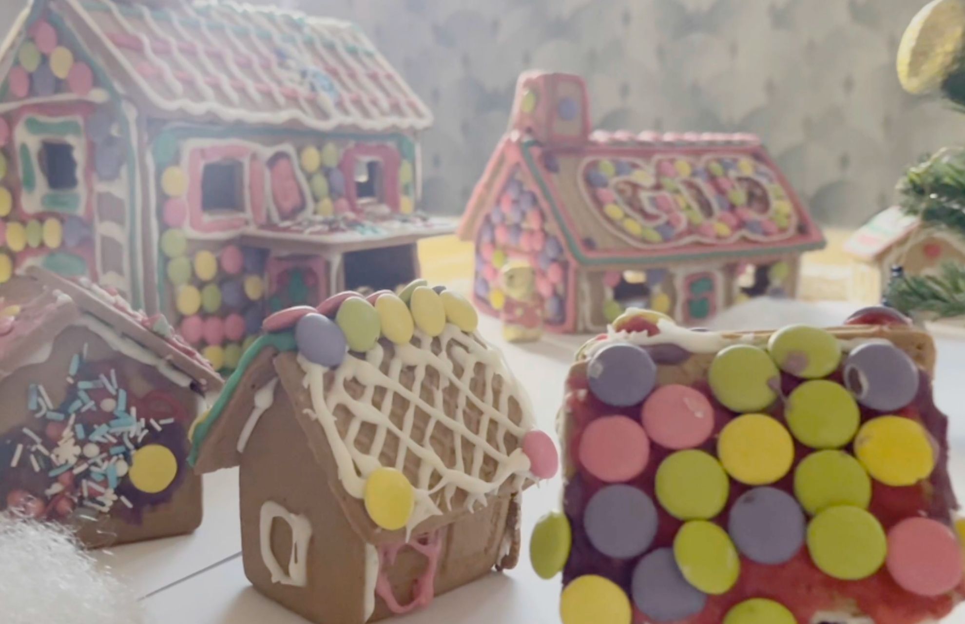 Det vinnande pepparkakshuset i granna f&auml;rger