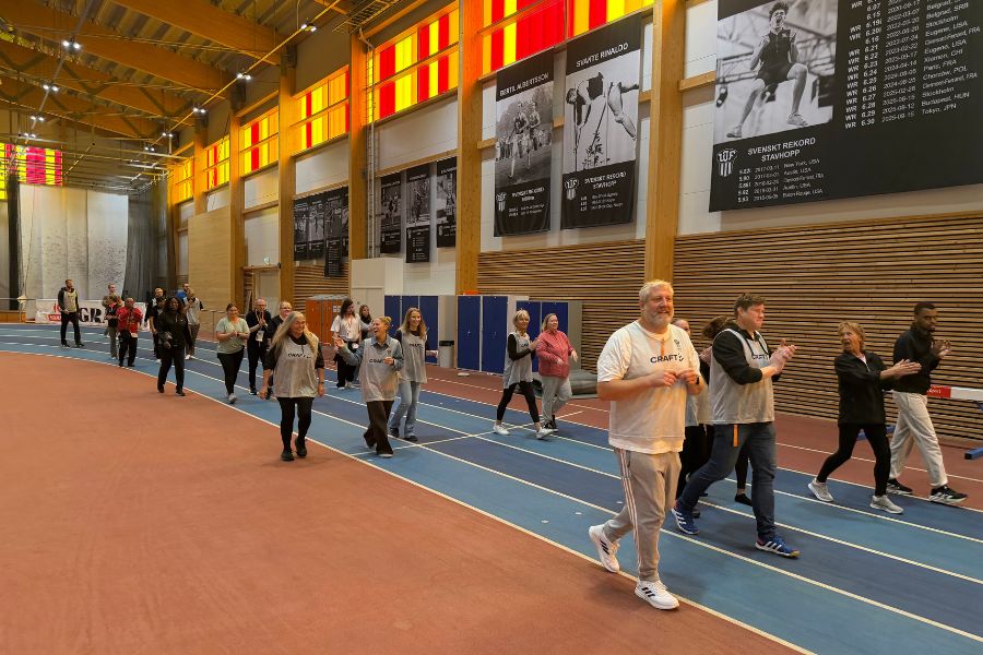 Många deltagare i sprinten, en del klappar händerna och hejar