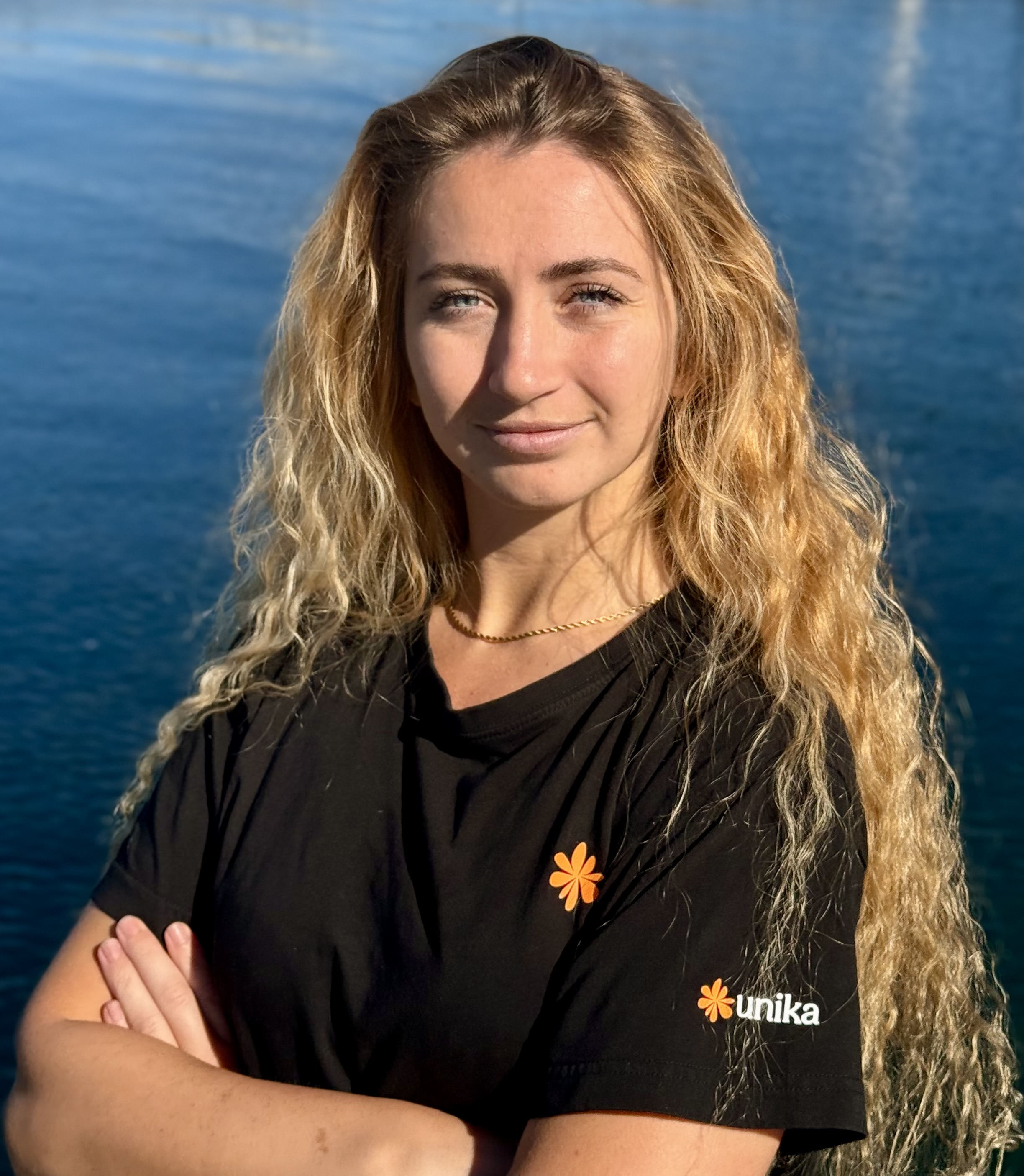 Medarbetaren Sweden Cassidy Llupa med Unika-tröja på sig.