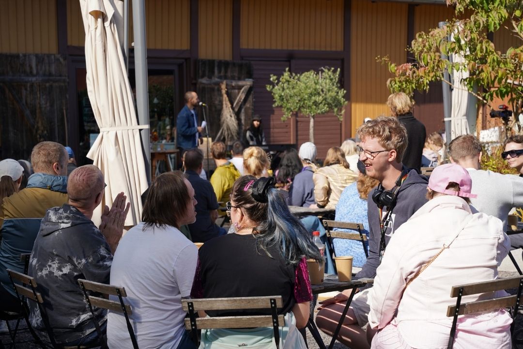 Besökare på hållbarhetsdagen fikar tillsammans ute