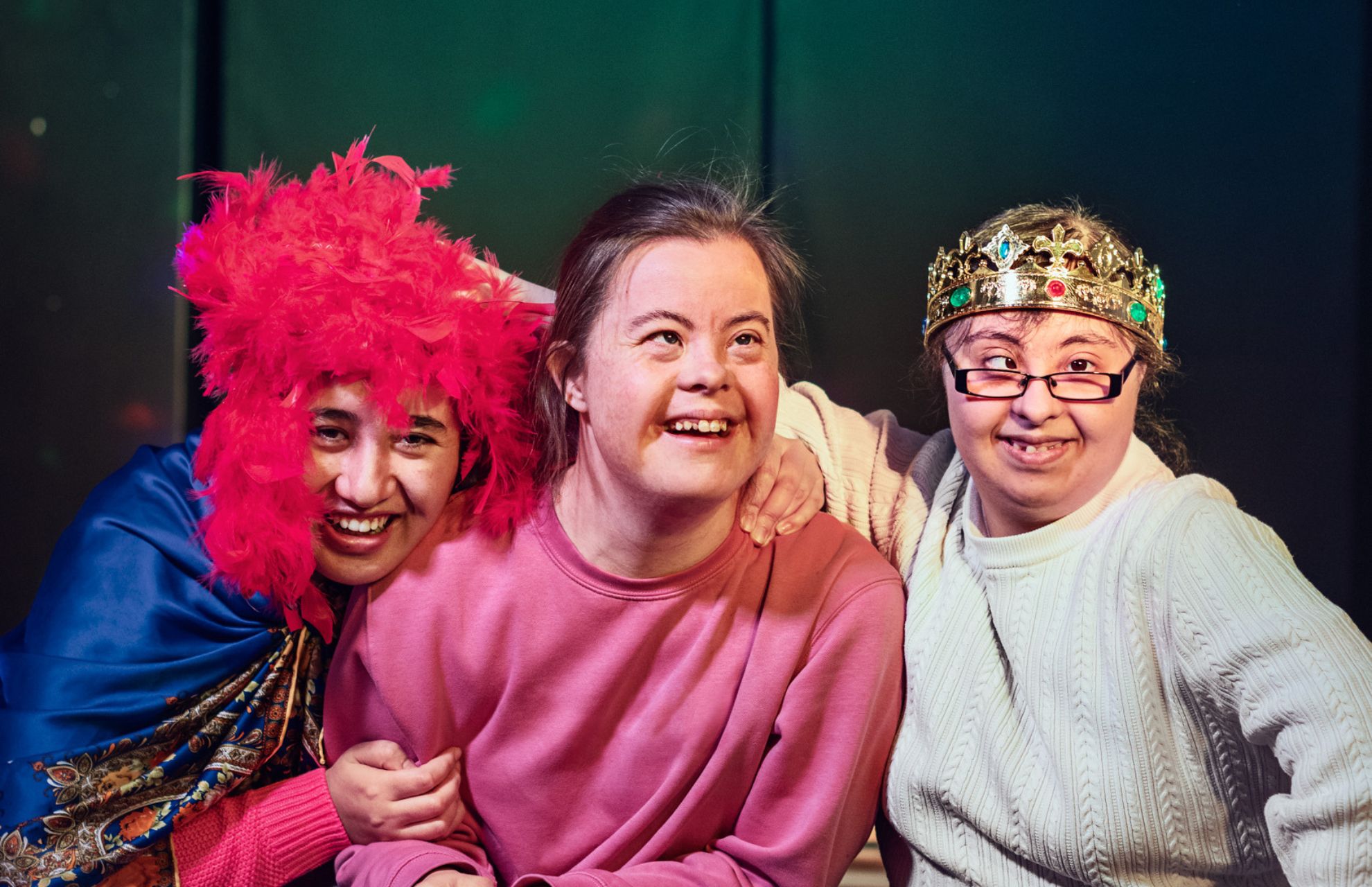 Tre deltagare i Unikas dagliga verksamheter spelar teater tillsammans.