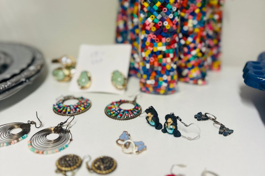 Egengjorda smycken som säljs på loppisen.