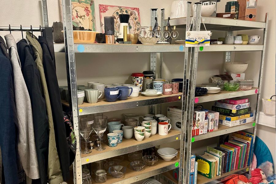 En av loppisens hyllor med varor.