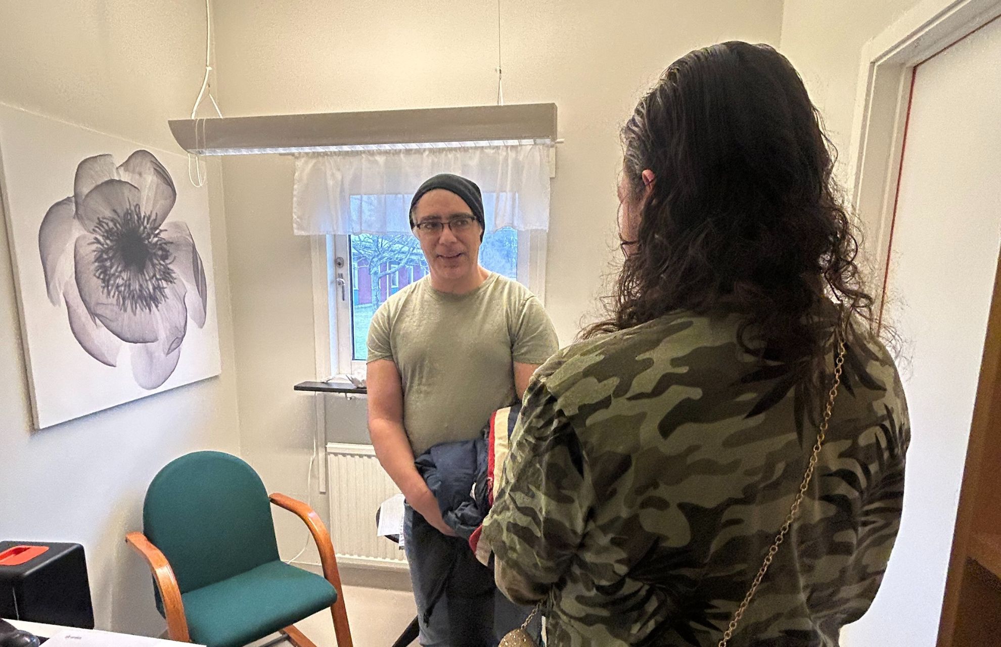 Magnus och "T" samtalar på jobbet - Unikas dagliga verksamhet.