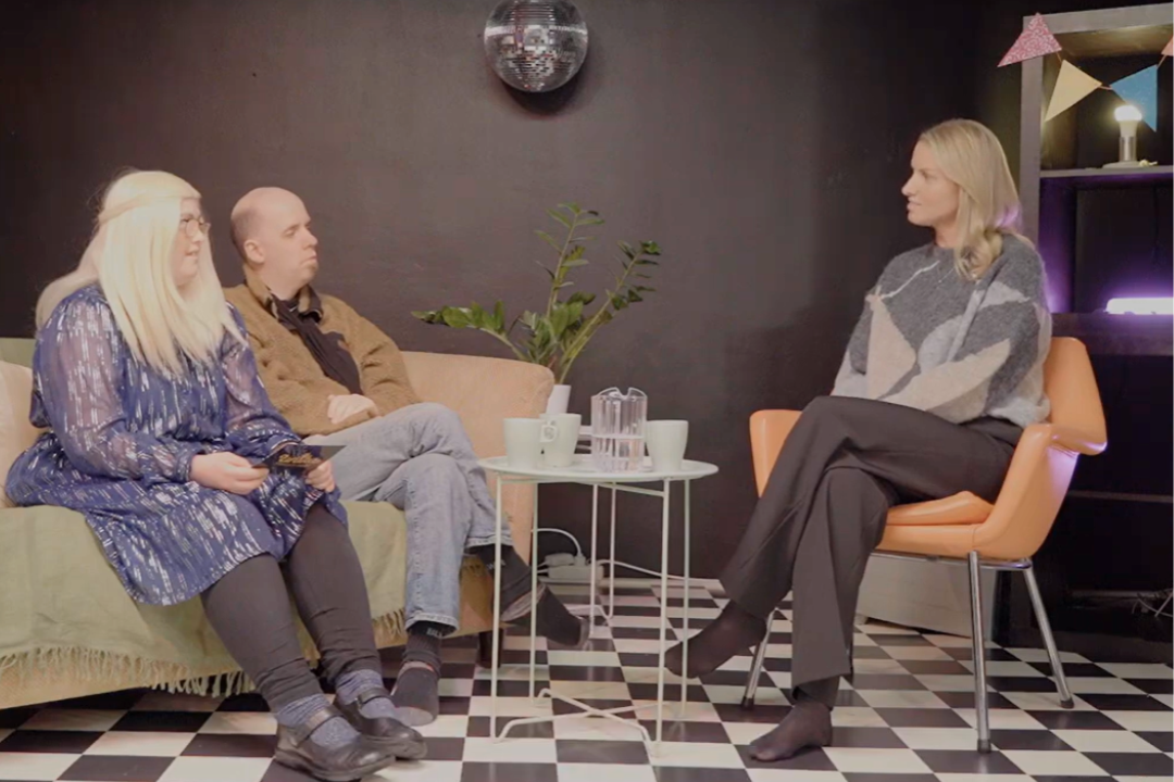 Vår placeringssamodnare Emma i samtal med deltagare på Unikas dagliga verksamhet i Vasastan