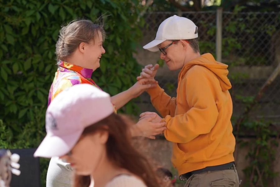 Deltagare p&aring; daglig verksamhet kikar igenom en hemmapysslad midsommarst&aring;ng