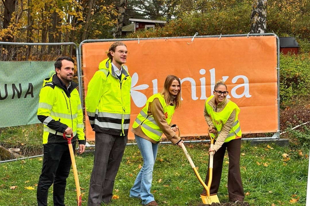 Representanter från byggbolaget och Unika sätter tillsammans spaden i marken
