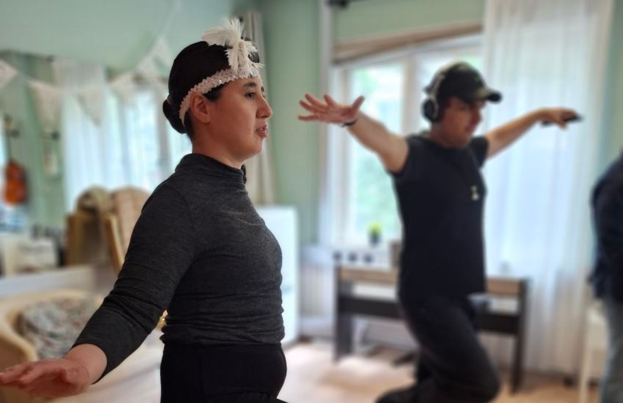 Deltagare på daglig verksamhet dansar tillsammans