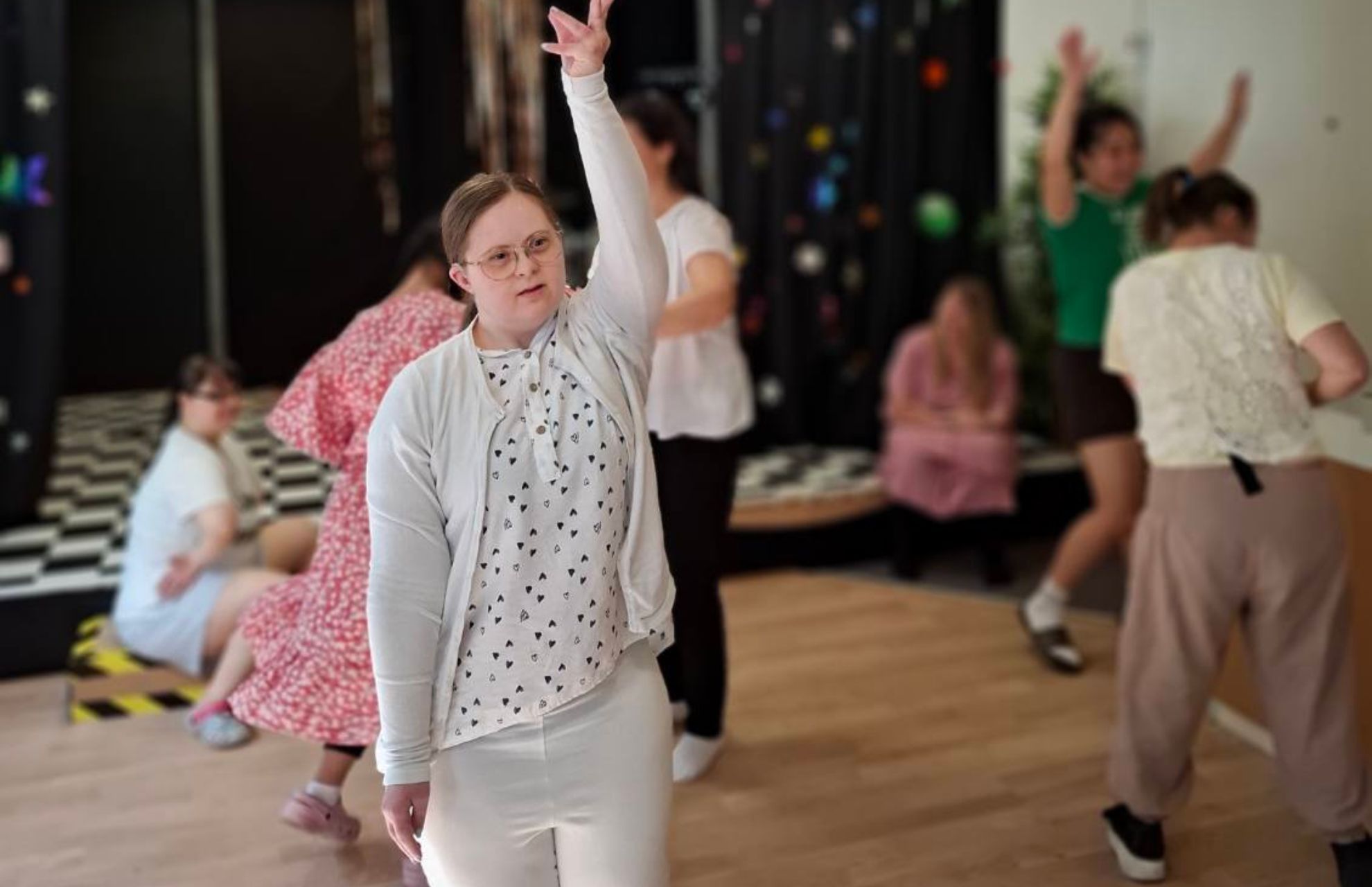 Deltagare på daglig verksamhet i en pose, kamrater i bakgrunden
