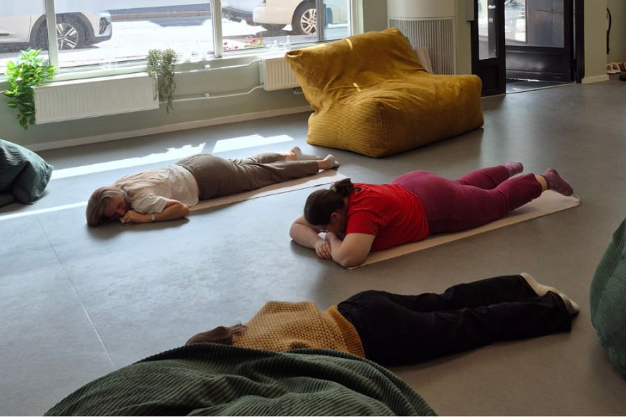 Deltagare på dv demonstrerar yoga