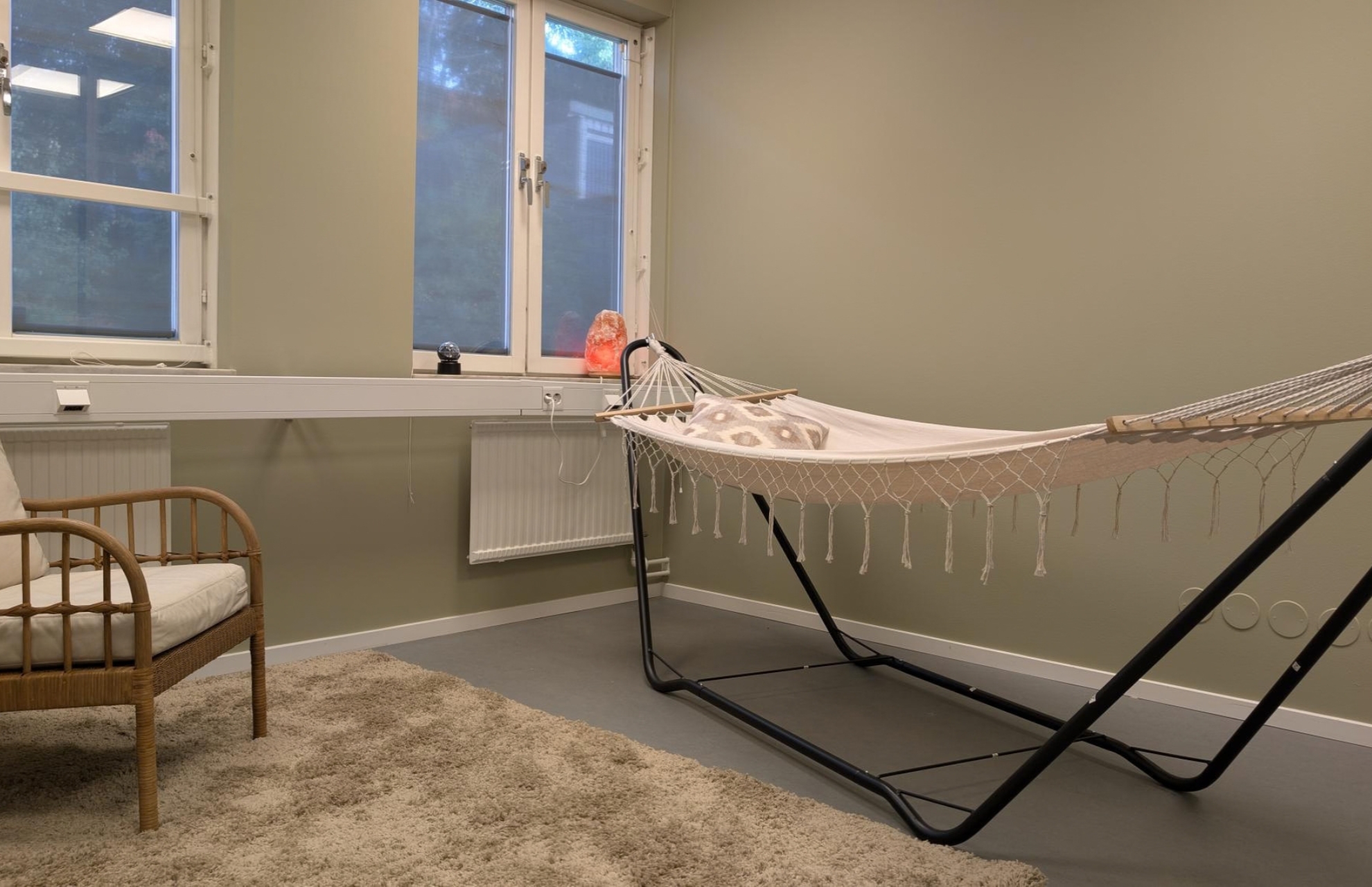 En ställning med en hängmatta i ett rum med beiga färger